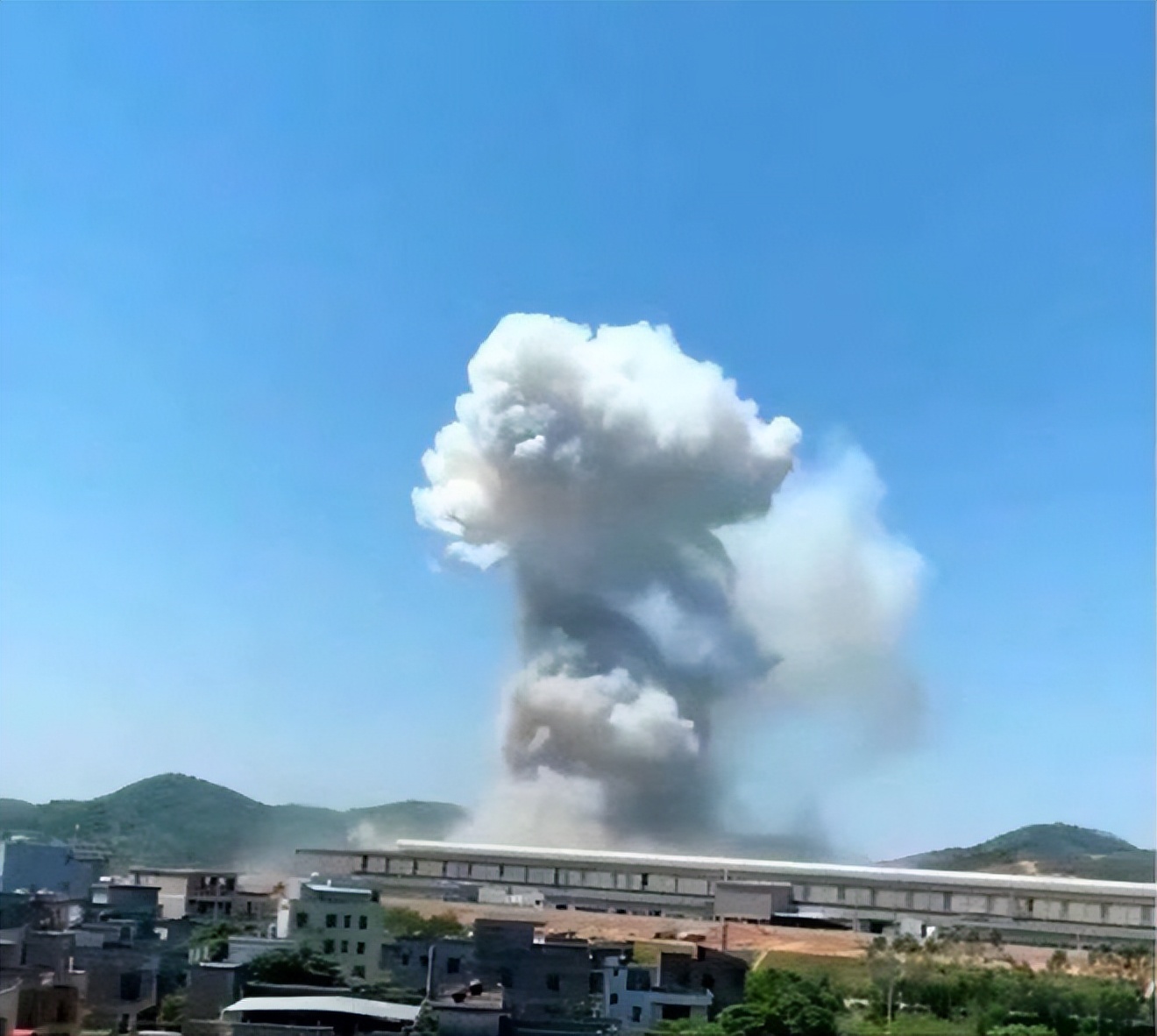 清远一工厂炸出10米蘑菇云，玻璃被震碎！铝水遇冷水究竟多可怕？