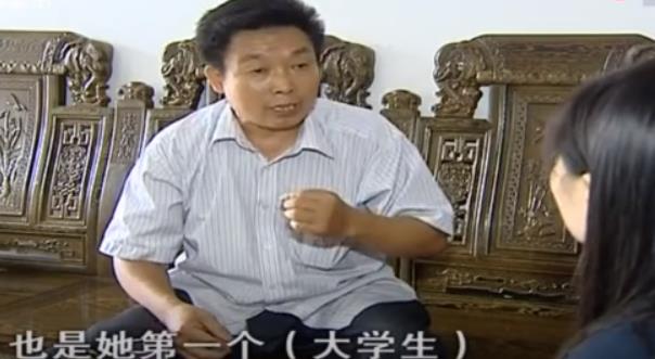 2017年，养女高考金榜题名后瞒着养父，和丢弃她的有钱爸爸相认