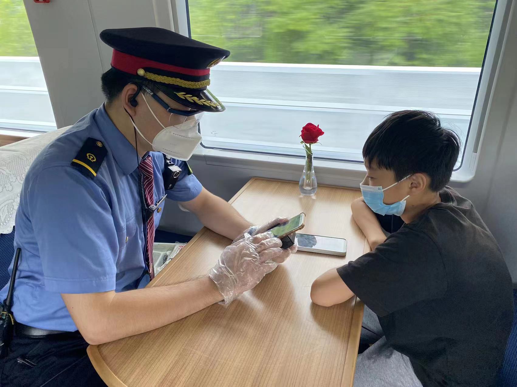 赵杰车长热情帮助上错车的小旅客