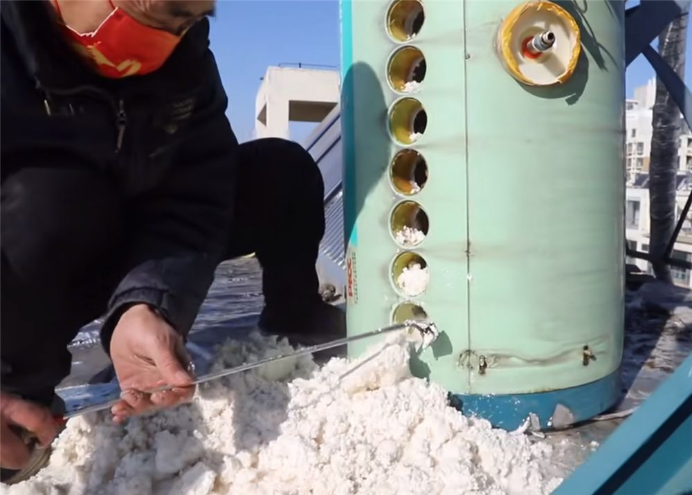 太阳能热水器不清理有多脏？他用两小时清理，水垢堆成山，太解压