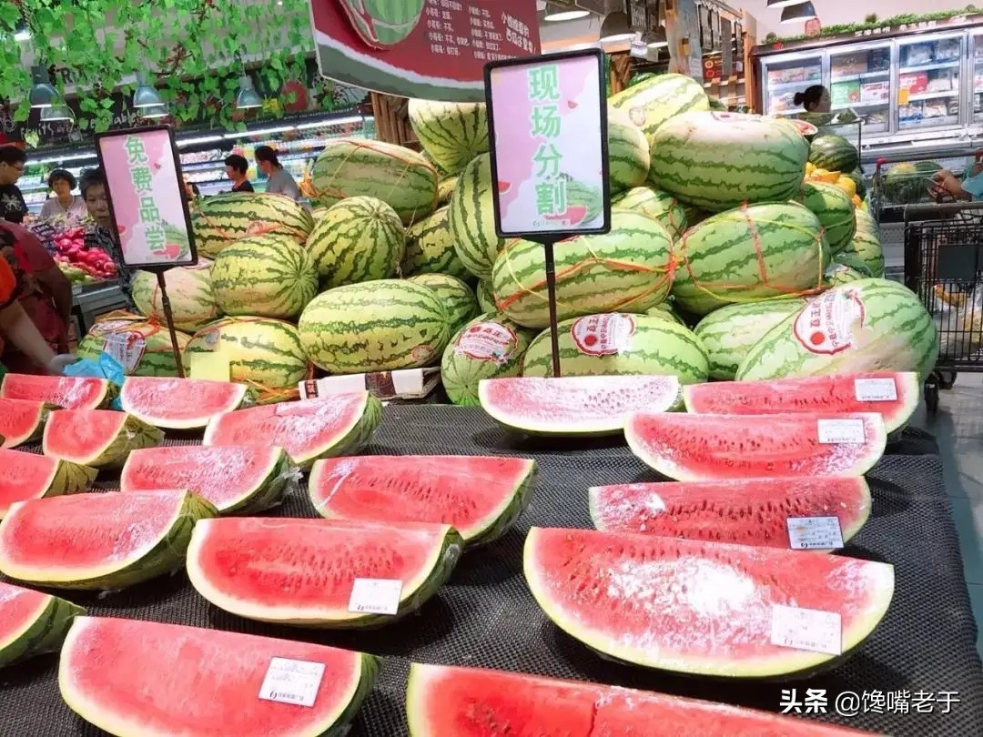 Korean tourists in China to buy watermelon 