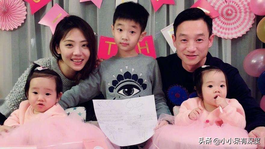 杨威晒照片，哇，小萌娃长成帅哥了！杨阳洋对双胞胎妹妹，特别好