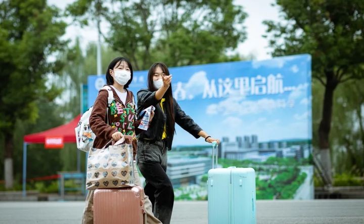 智能时代，“00后”新生入学情景比想象精彩