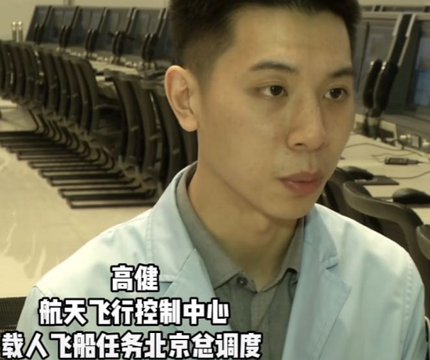 神十三着陆，“北京明白”帅小伙再次冲上热搜，学历背景叫人感慨
