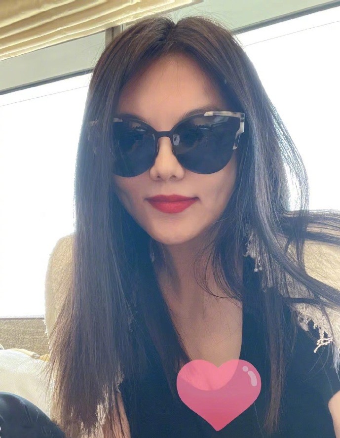 王岳伦与美女约会被拍（王岳伦深夜搂美女回酒店）
