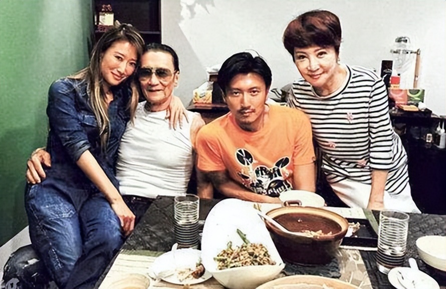 离婚27年，狄波拉和谢贤的人生状况，有何不同？