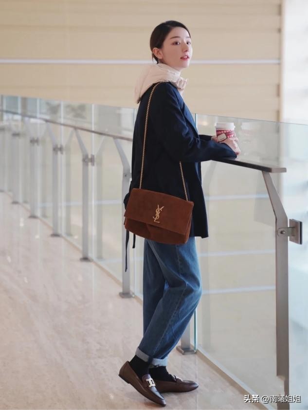 入秋后才发现：不流行靴子了！满大街都在穿“乐福鞋”，洋气百搭