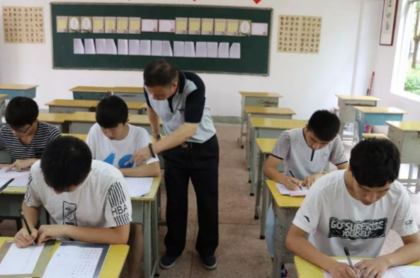 高考状元的试卷，被称为卷面中的“天花板”，引得高中生纷纷模仿