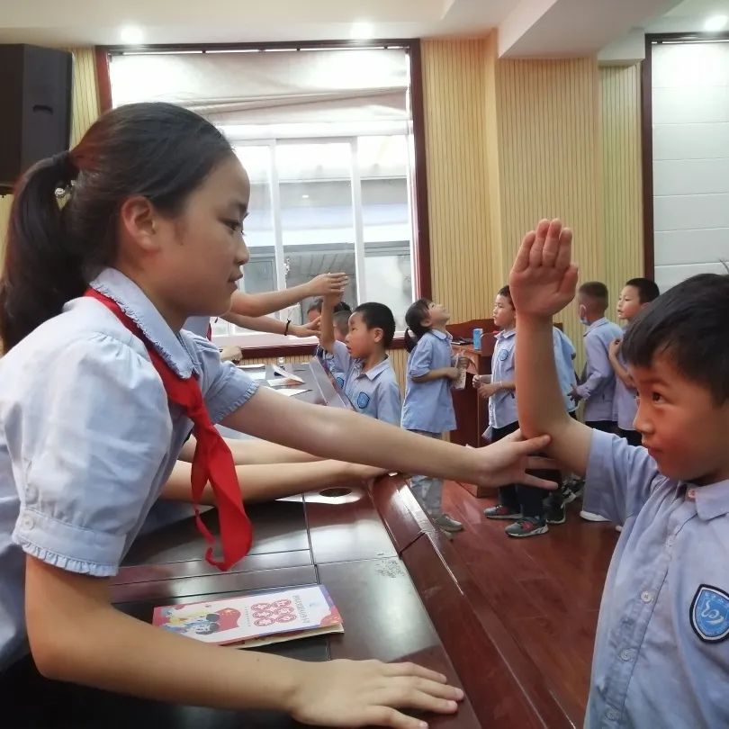 四川天府新区白沙小学举行庆六一表彰活动暨一年级分批入队仪式