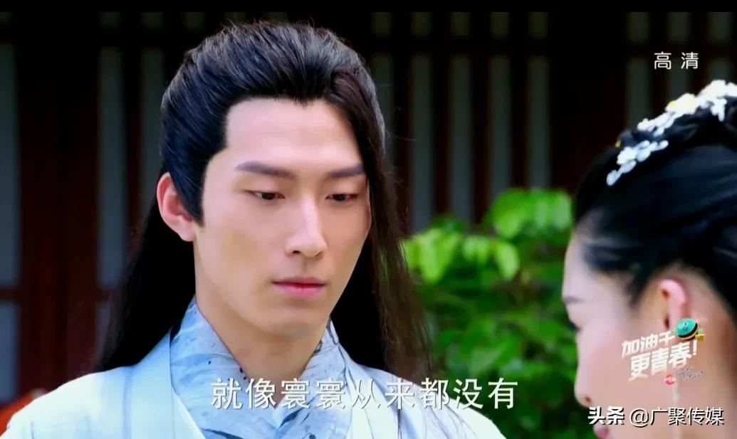 电视剧《楚乔传》：燕洵正在练剑，淳儿偷偷观看结果被燕洵发现了