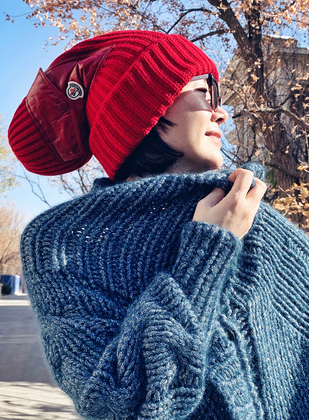 红色衣服搭配帽子图片(许晴的美是穿出来的) - 赤虎壹号