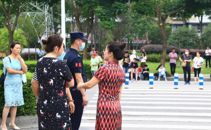 家长陪同高考时，要不要准备旗袍和鲜花，老师坦言不是你想的那样