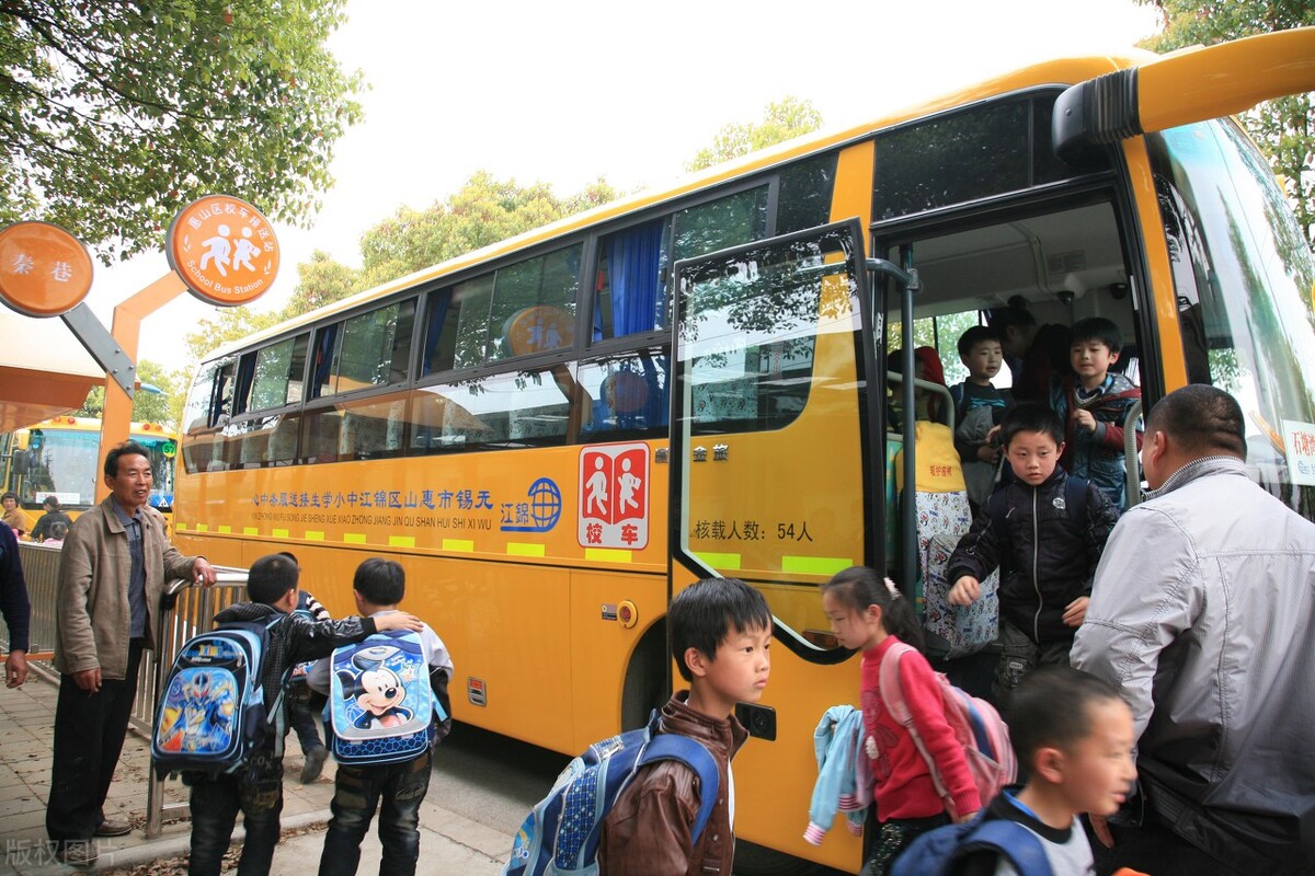 校车到底是哪家的车？校车事故，为什么校长要停职接受调查？