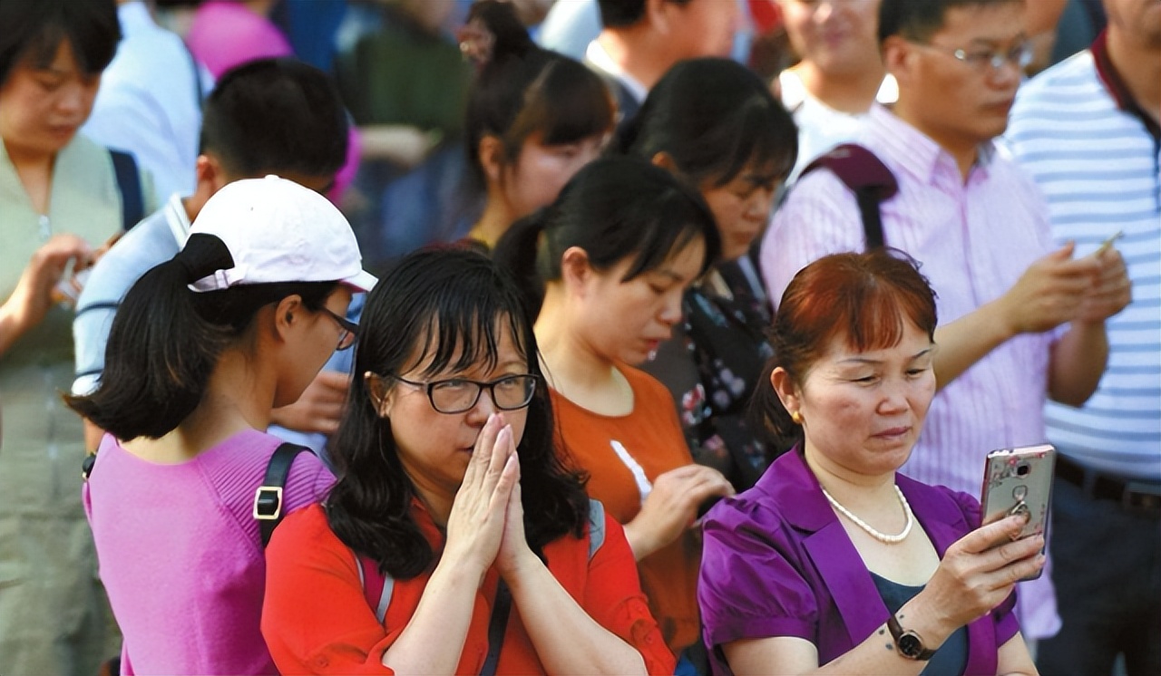 高考成绩显示0分是怎么回事？学霸满脸困惑，老师惊喜不已