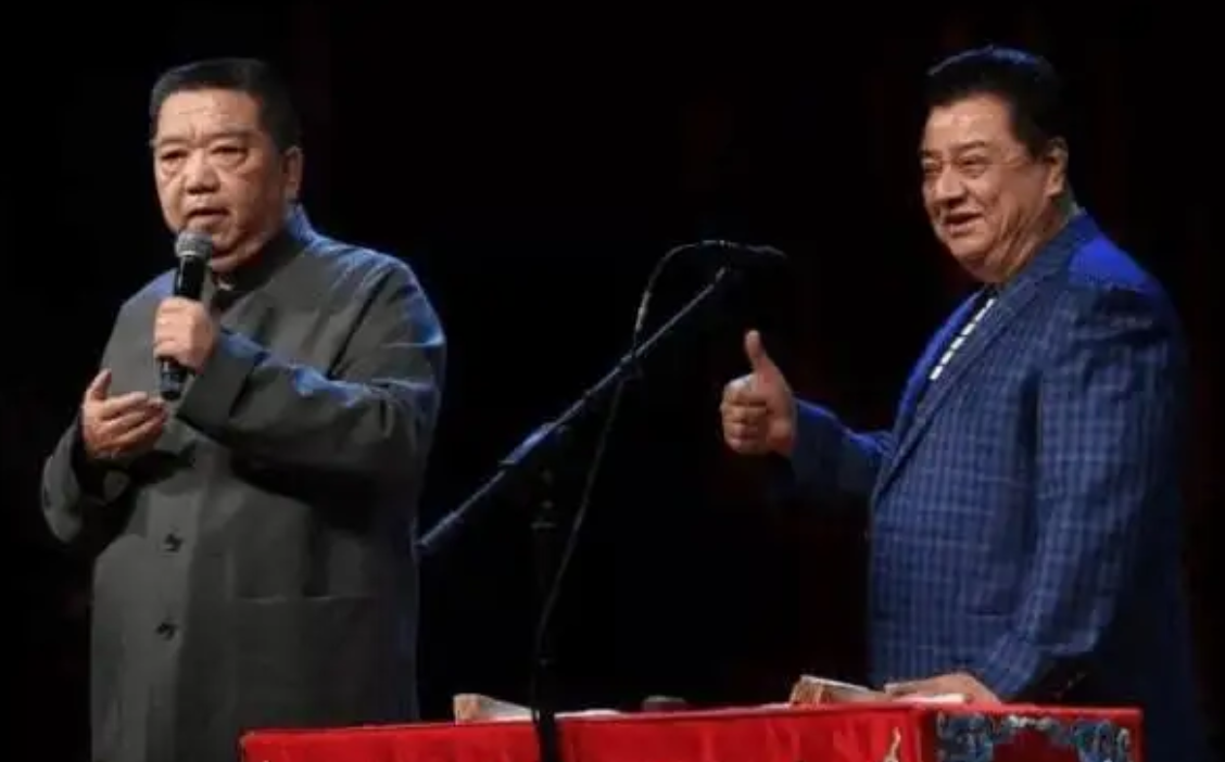 72歲相聲名家孟凡貴罕見出鏡，頭發眉毛花白，首談與郭德綱傳聞