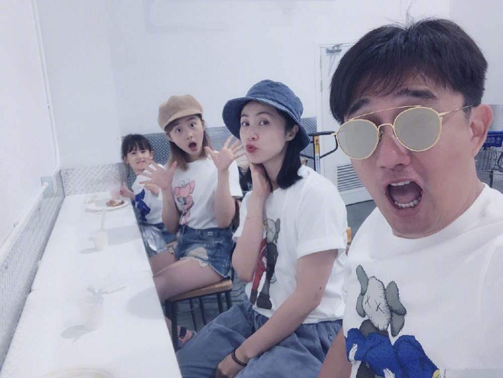 6位娱圈明星夫妻，从校服到婚纱，个个娶初恋，在一起最长40年