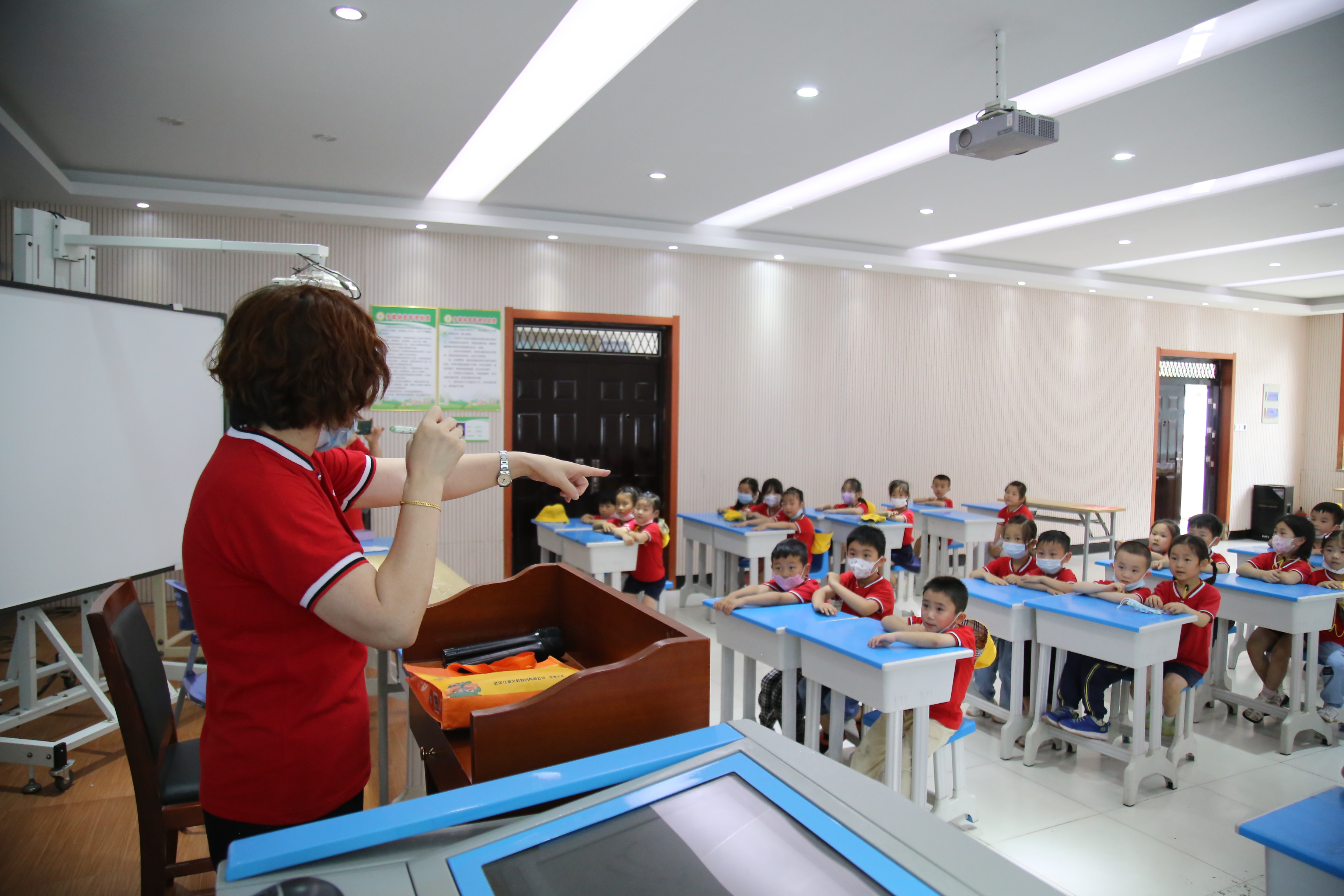 幼儿园孩子进东方红小学 体验小学生活