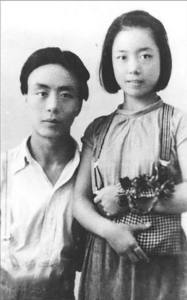 1939年，艾青爱上小11岁的学生韦嫈，毅然抛弃已有身孕的妻子,韦嫈想去上学