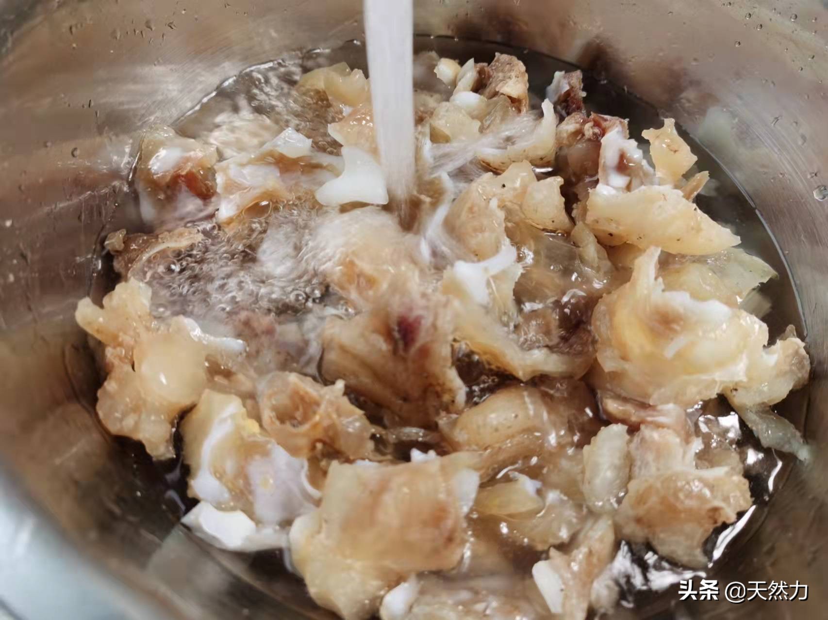 牛蹄筋要怎么做才软烂入味，教你家常做法，一口下去全是胶原蛋白