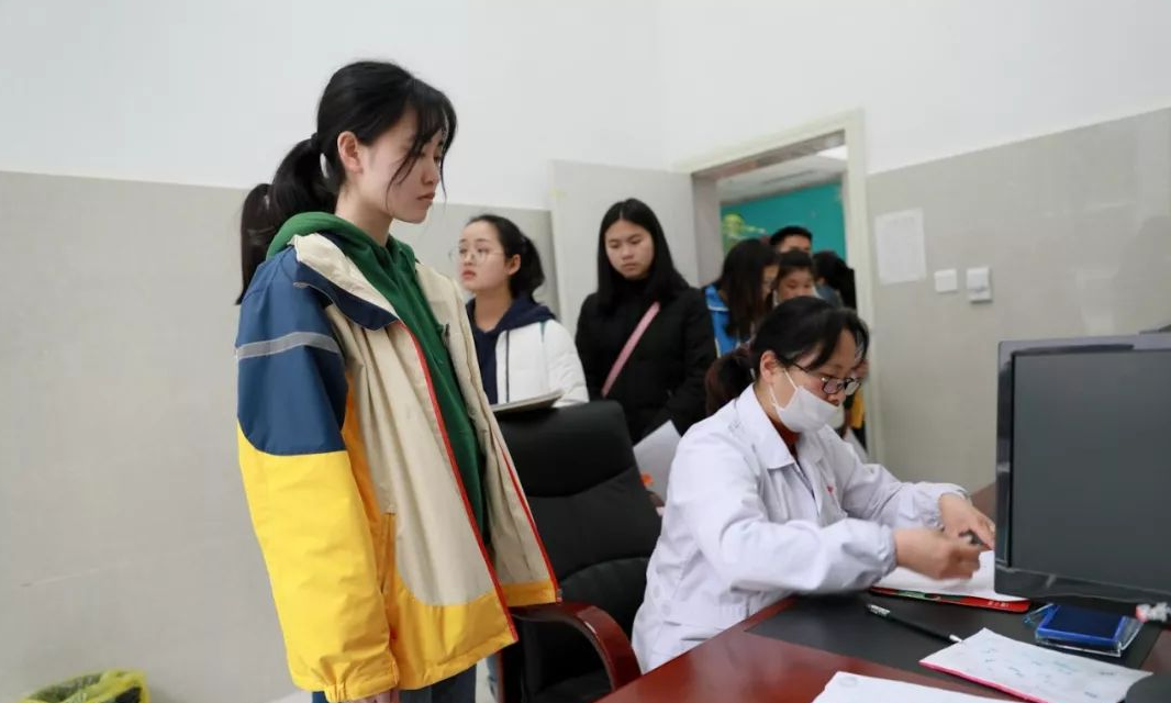 高考体检时的“名场面”，个别学生“脱光光”，还有的吓成表情包