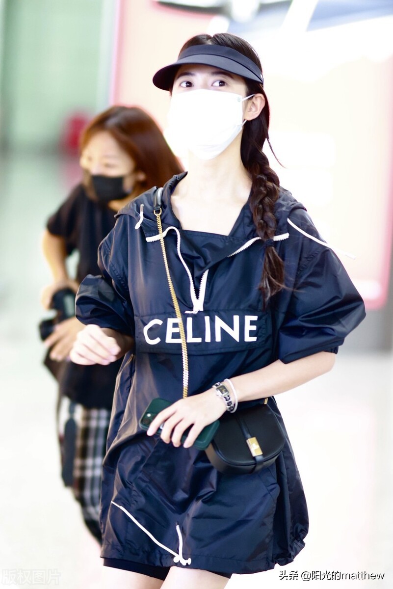 陈钰琪黑色套衫搭短裤现身机场秀美腿身材好