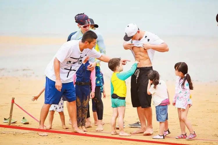 明明是50多岁的大叔，却把自己活成20岁的小伙，这些男星，我服