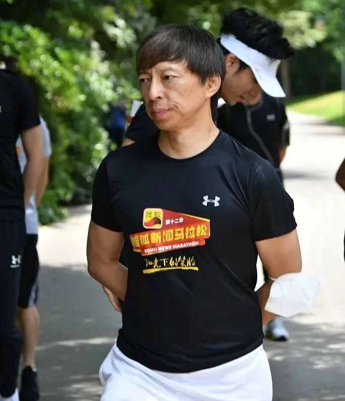 马斯克冷白皮大肚腩辣眼睛！嘲比尔盖茨身材不好的他，原来是垫底