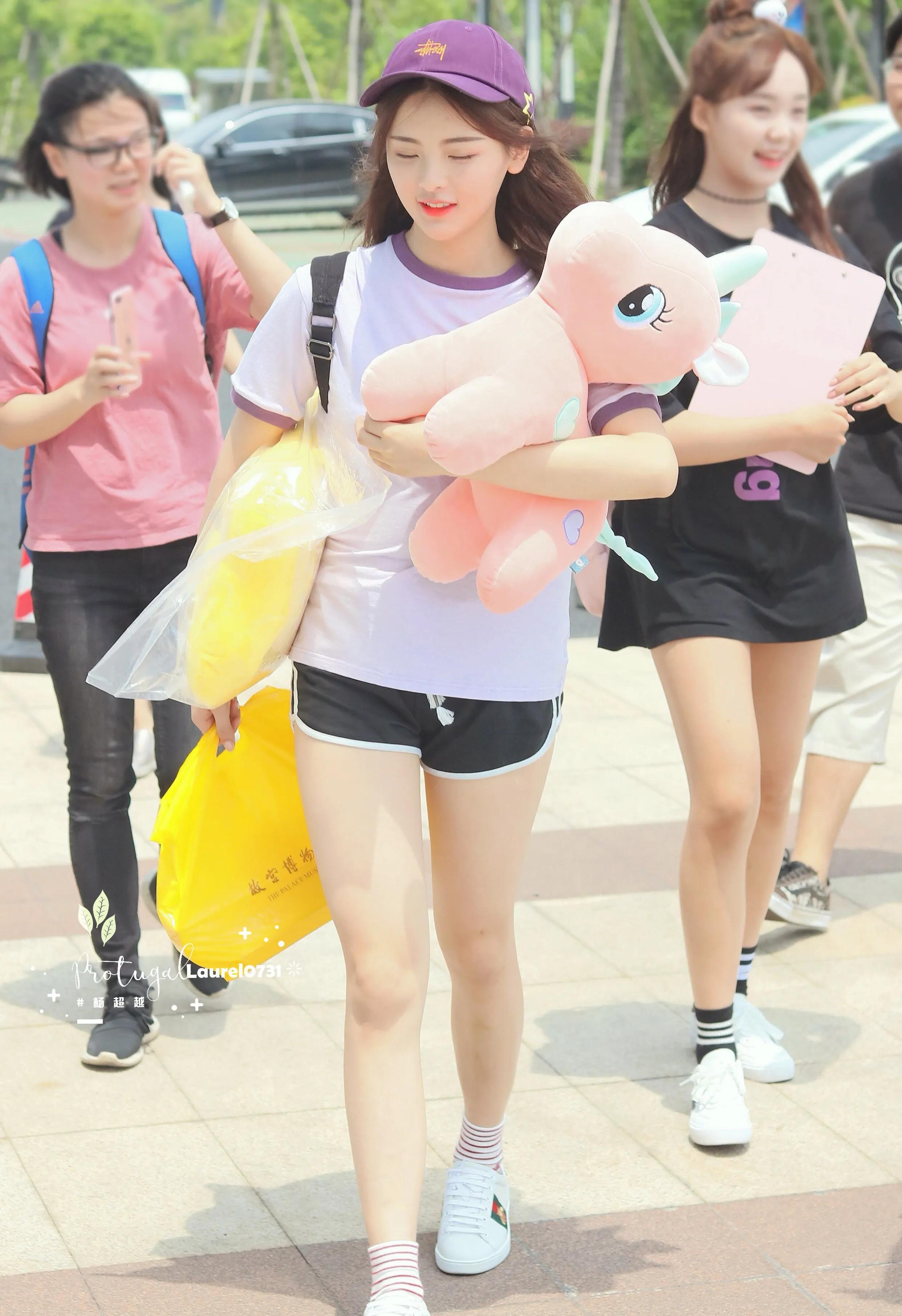 杨超越灰白色短袖T搭配黑色短裤，元气少女