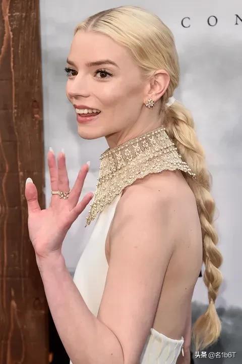 欧美明星们的辫子造型,适合2022年的夏天