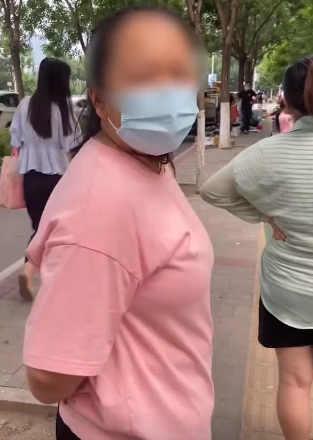 北京一女子排队做核酸，被前面大姐扇巴掌，还叫嚣：不怕