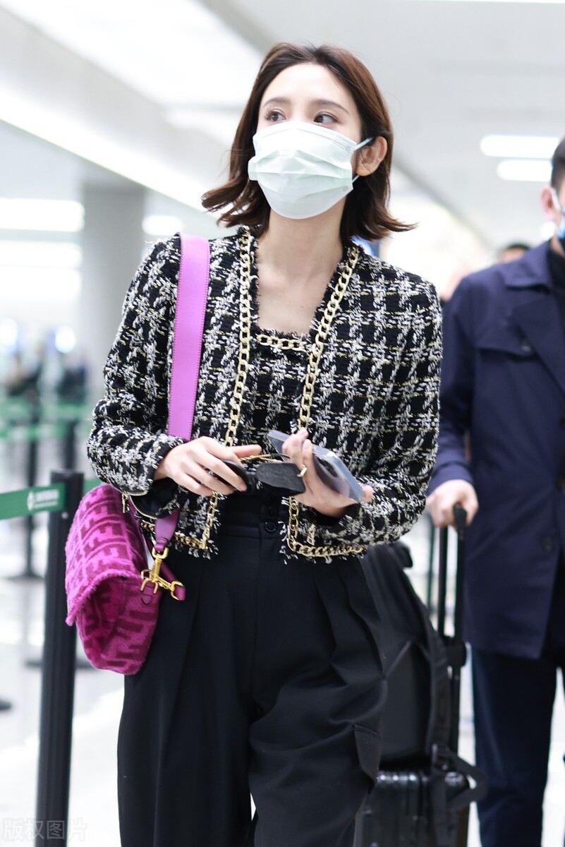 唐艺昕穿乔鸟格粗花呢外套搭配萝卜裤，背粉色法棍包贵气十足