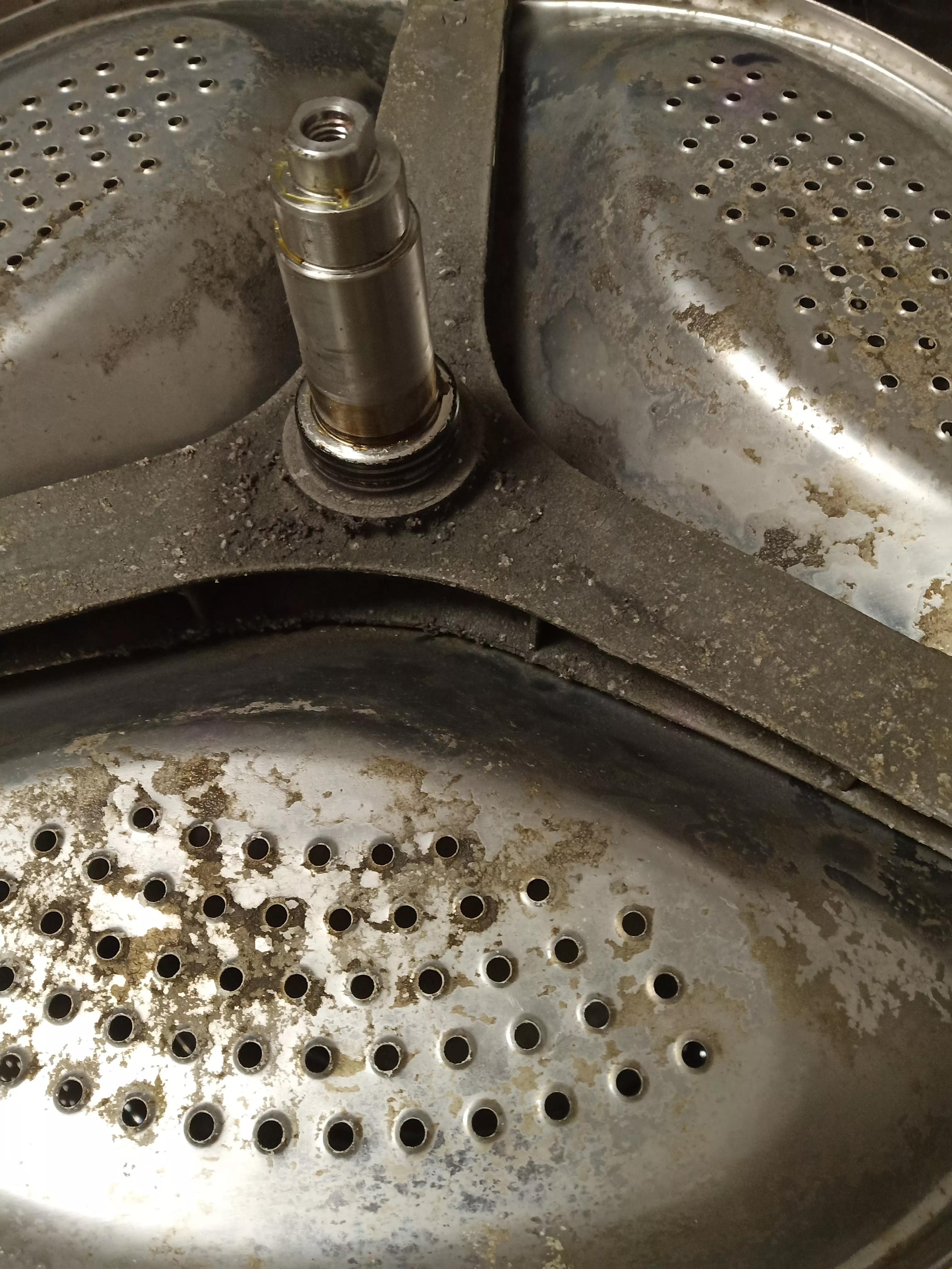 拆开后的全自动滚筒洗衣机