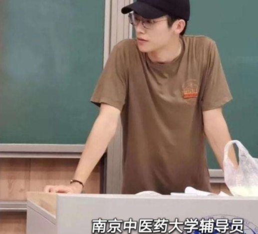 大学美术老师有多精致？眉目如画气质动人，网友：谁的DNA动了？