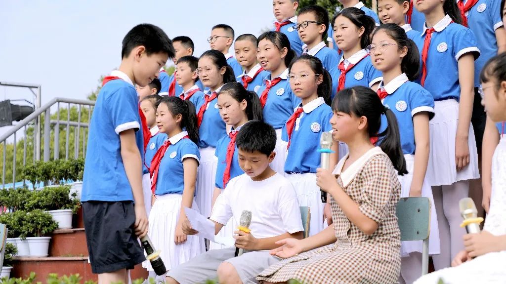 成都市双流区棠湖小学举行“5.25 我爱我”心理健康专题升旗仪式