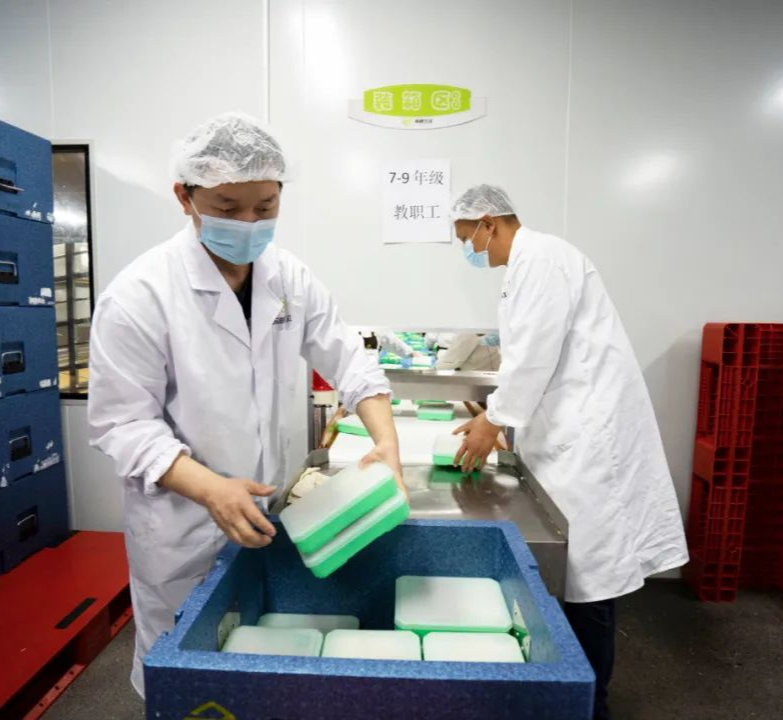 暖心又暖胃！翠屏区城区校园“营养午餐”为学生“舌尖” 护航