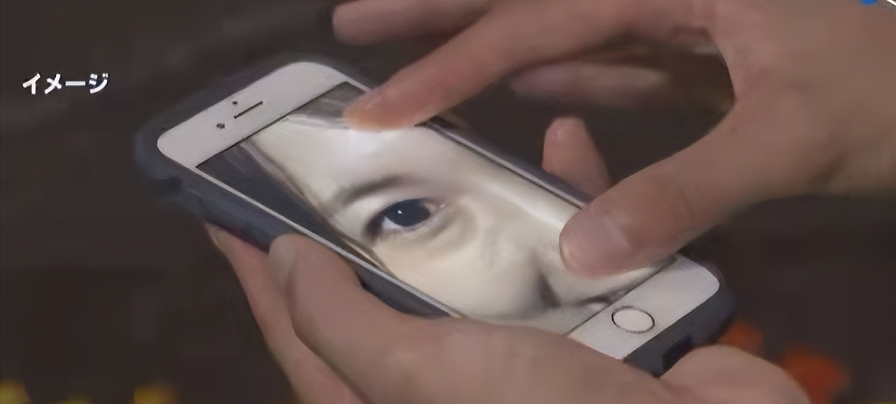 跟踪狂、翻垃圾、闻口罩、跟人形立板结婚…病态式追星该治治了