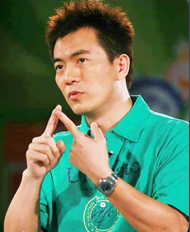 女足夺冠了，这个54岁的男人在演播厅哭了