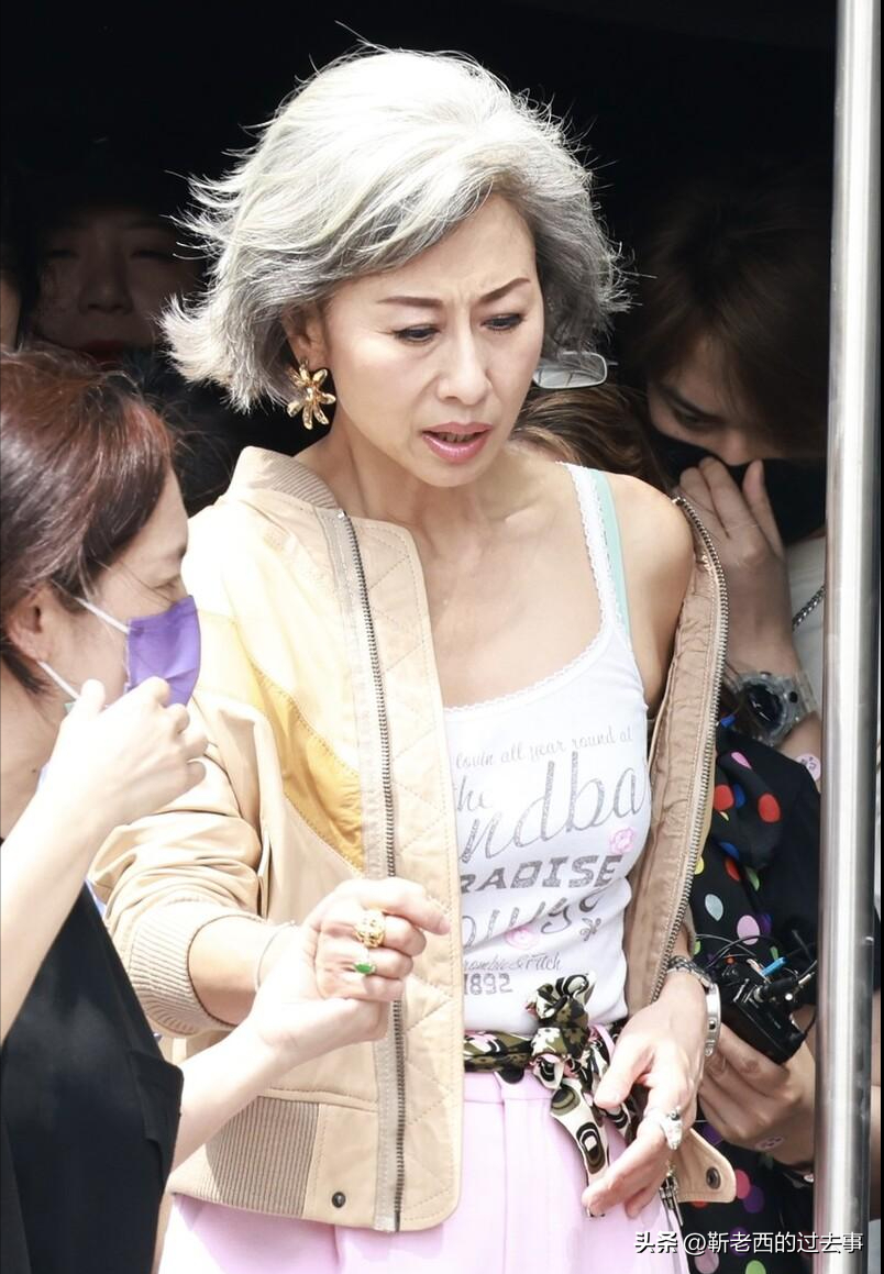 被6位女星惊艳到：白发不染，不整科技脸，用松弛感诠释优雅老去