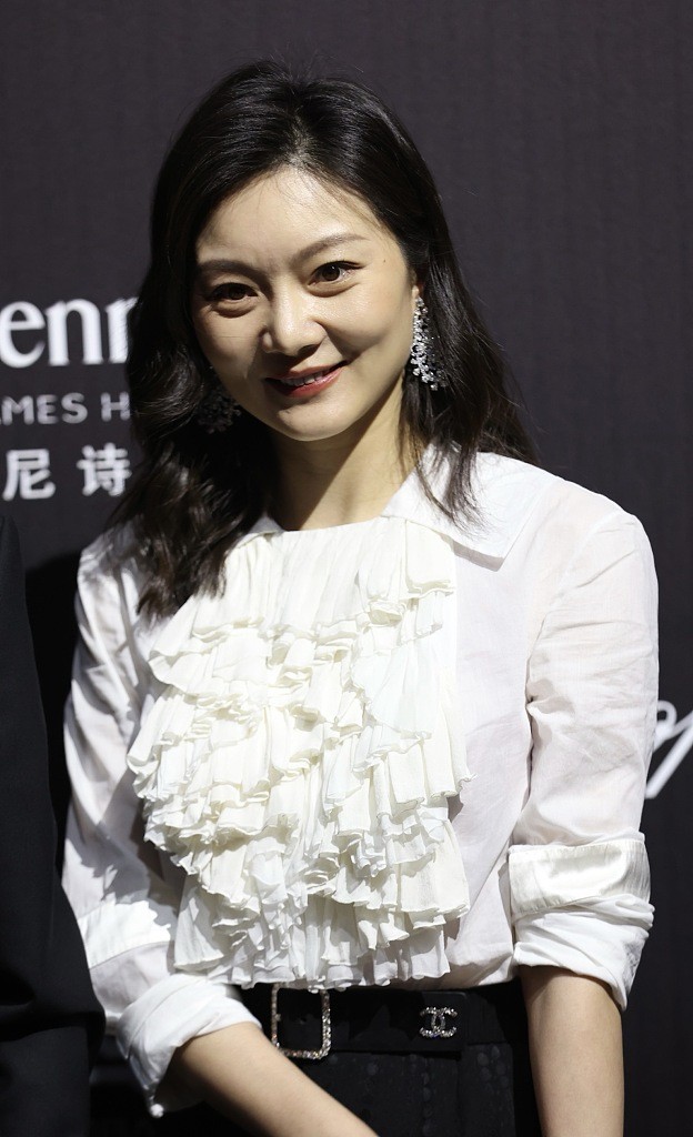 陈婷有贤内助的品质,穿白色温柔优雅,和老公张艺谋同框似两代人