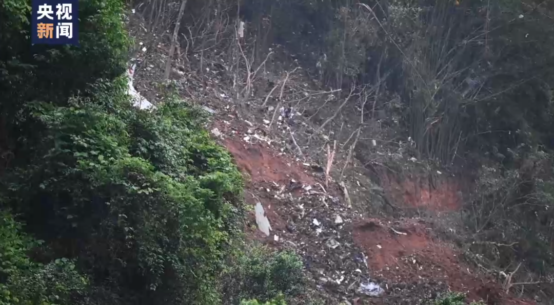 坠机核心区画面曝光！一张纸条让记者哽咽！当地村民回忆坠机瞬间