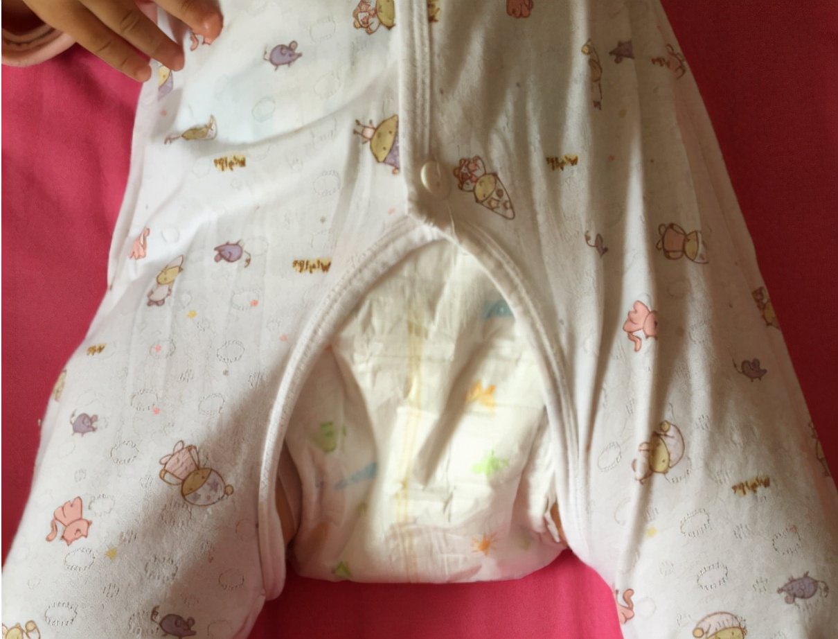 婴儿吸上嘴唇怎么回事(宝爸用嘴巴给女儿吸鼻涕) - 乐宝宝贝