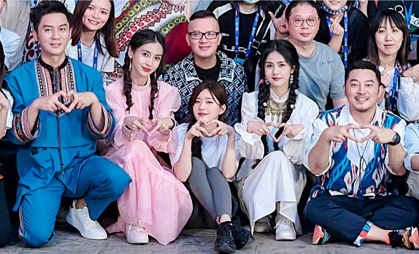 《跑男》第十季发布杀青大合照，郑恺继续缺席，蔡徐坤周深最调皮