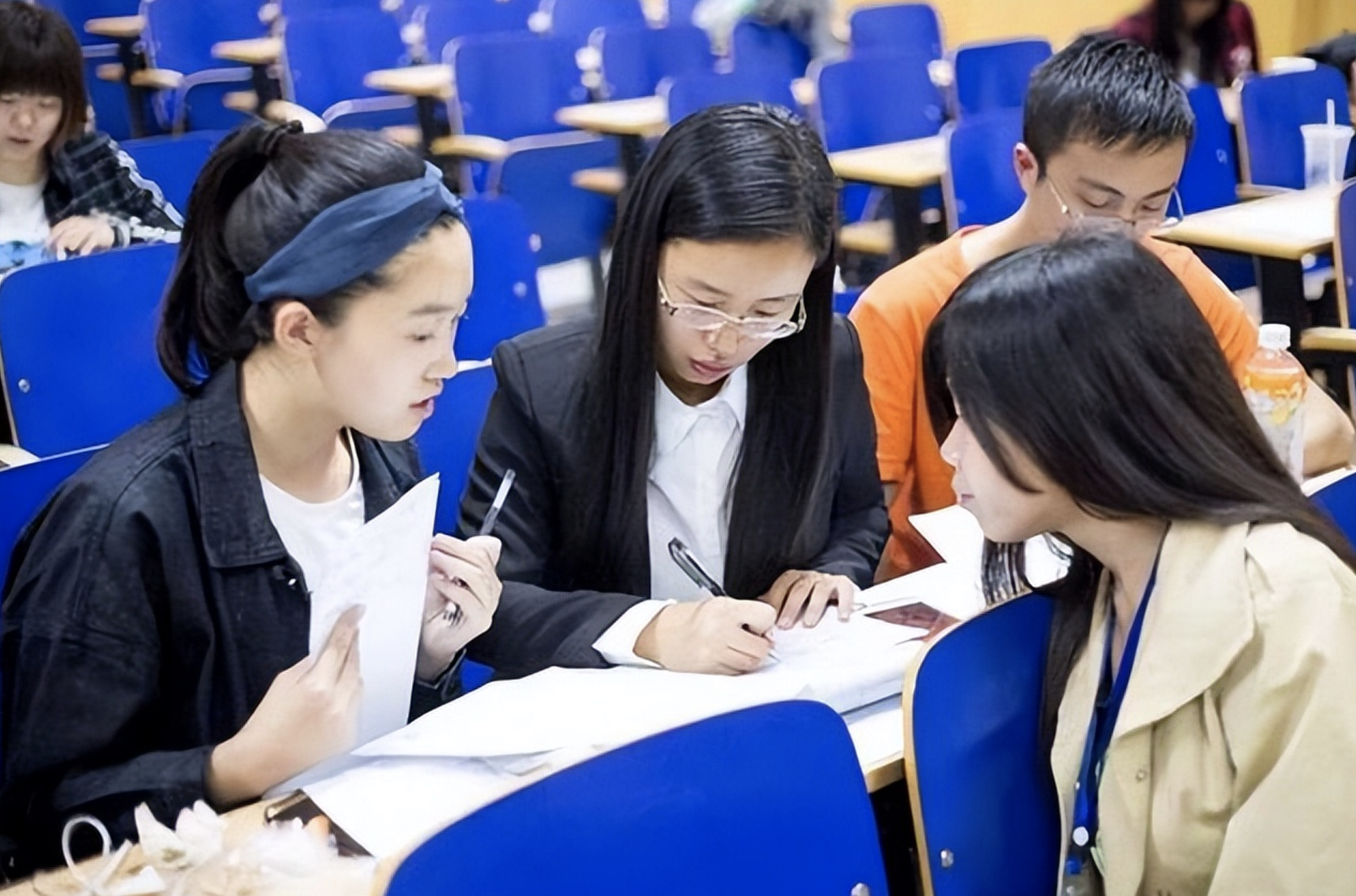 关晓彤考公上岸，鹿晗考编三战三败，明星为什么想进编制内？