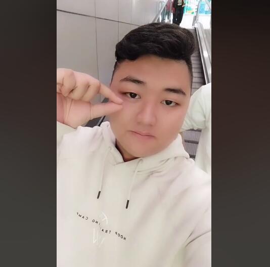 恭喜！全红婵大哥开50万豪车曝光：红姐的车放院子里，爷爷盯着看