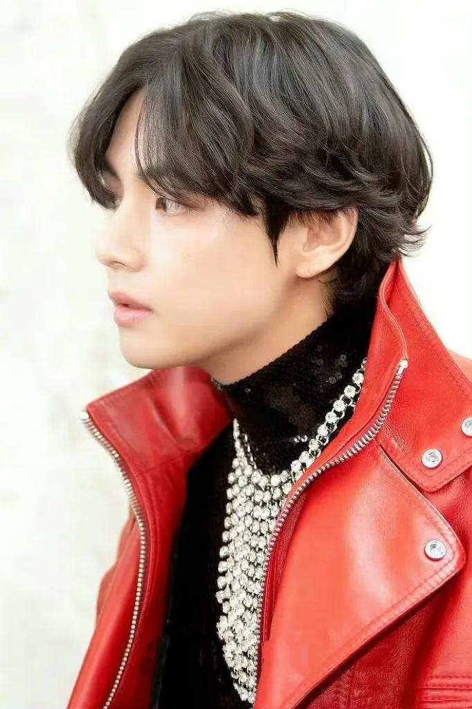 金泰亨Lisa朴宝剑同框亮相巴黎时装周