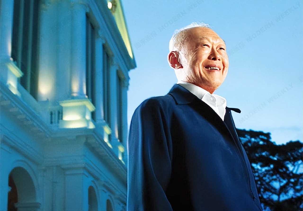 央视主持人陈伟鸿：55岁依然儒雅知性，一儿一女让人很羡慕