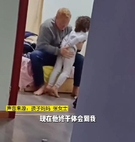 美国家长辅导孩子写作业，气到当场发飙，网友：辅导作业不分国界