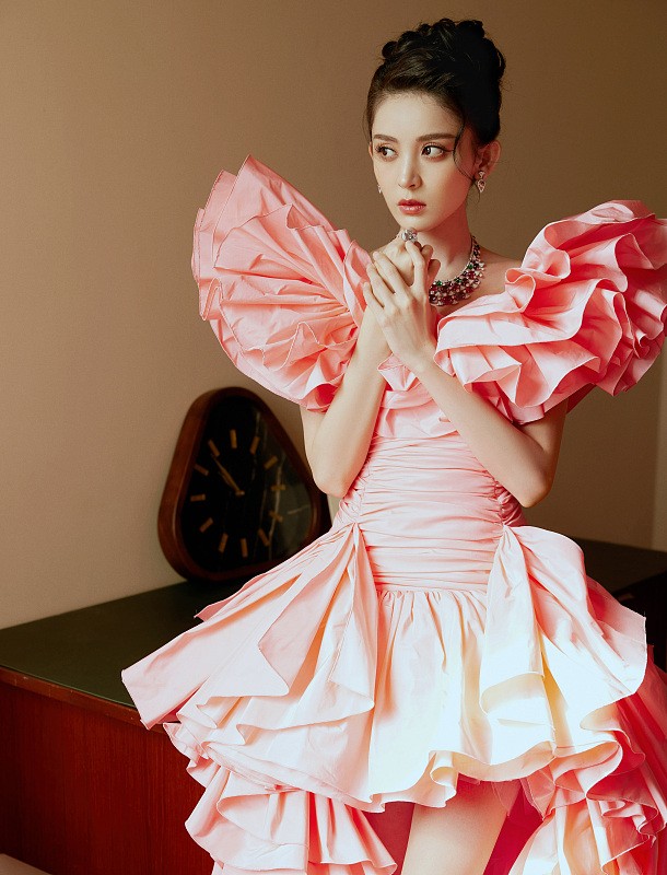 古力娜扎真的是“有颜任性”，粉色花朵礼服真个性，甜美优雅