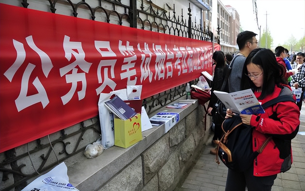 上海老师晒“工资单”，与农村地区形成鲜明对比，没对比就没差距