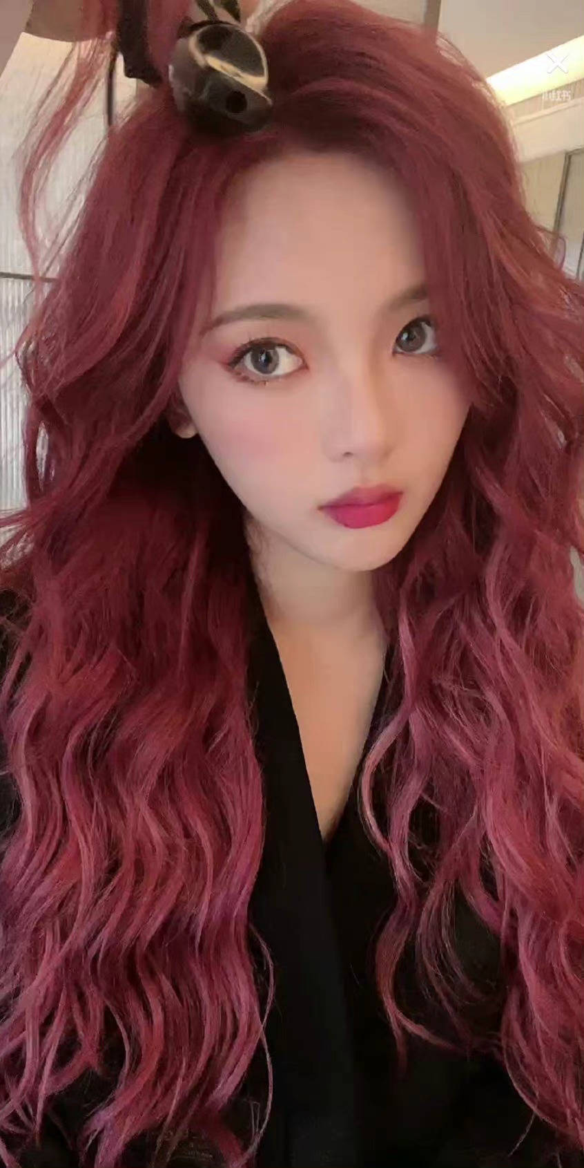 杨超越晒自拍 波浪红发十分抢眼